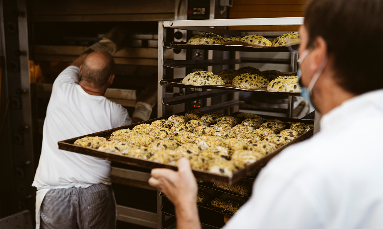 Brötchen werden gebacken in der Conditorei Kraume